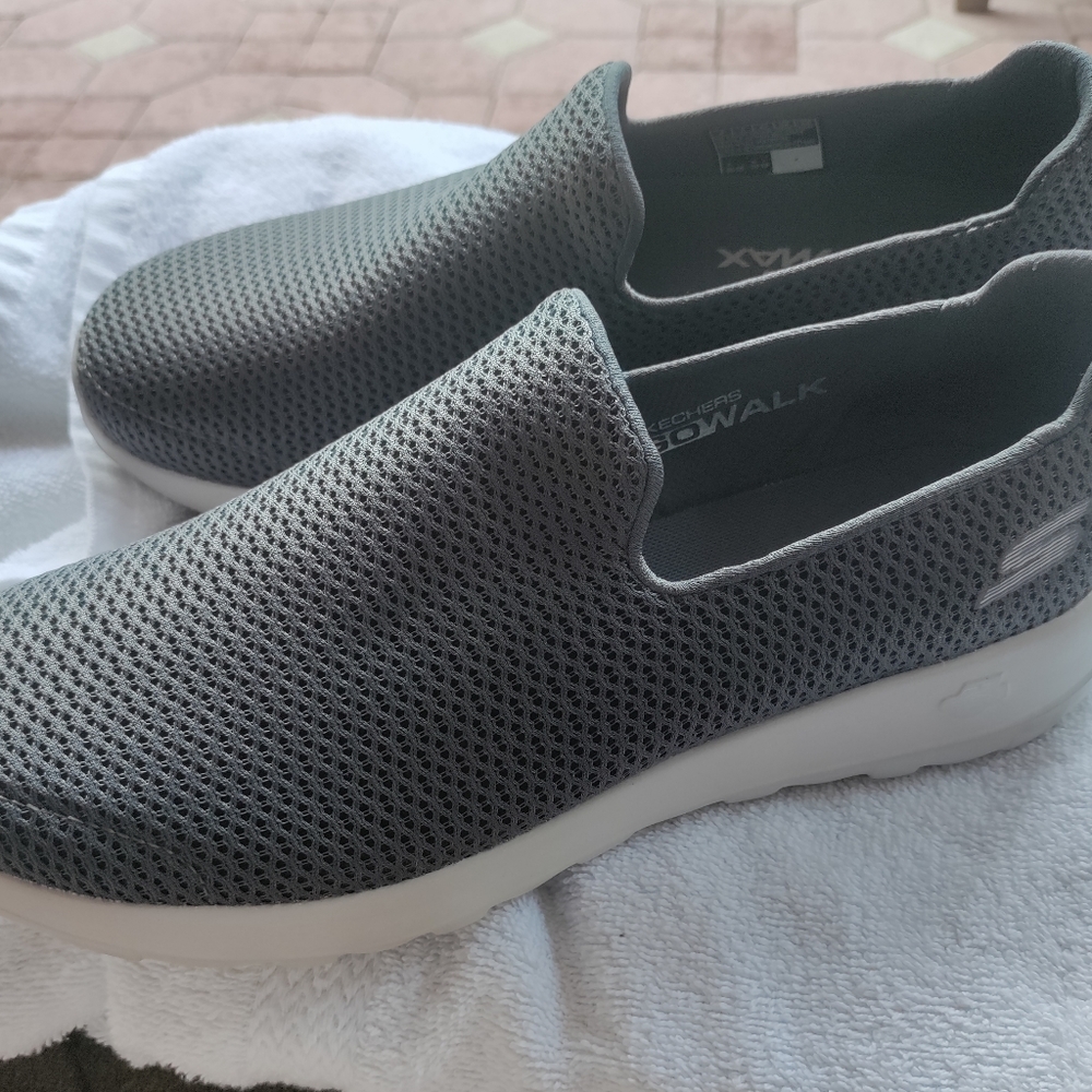 Sketchers Goga Max Unisex men's 8 Women's 10